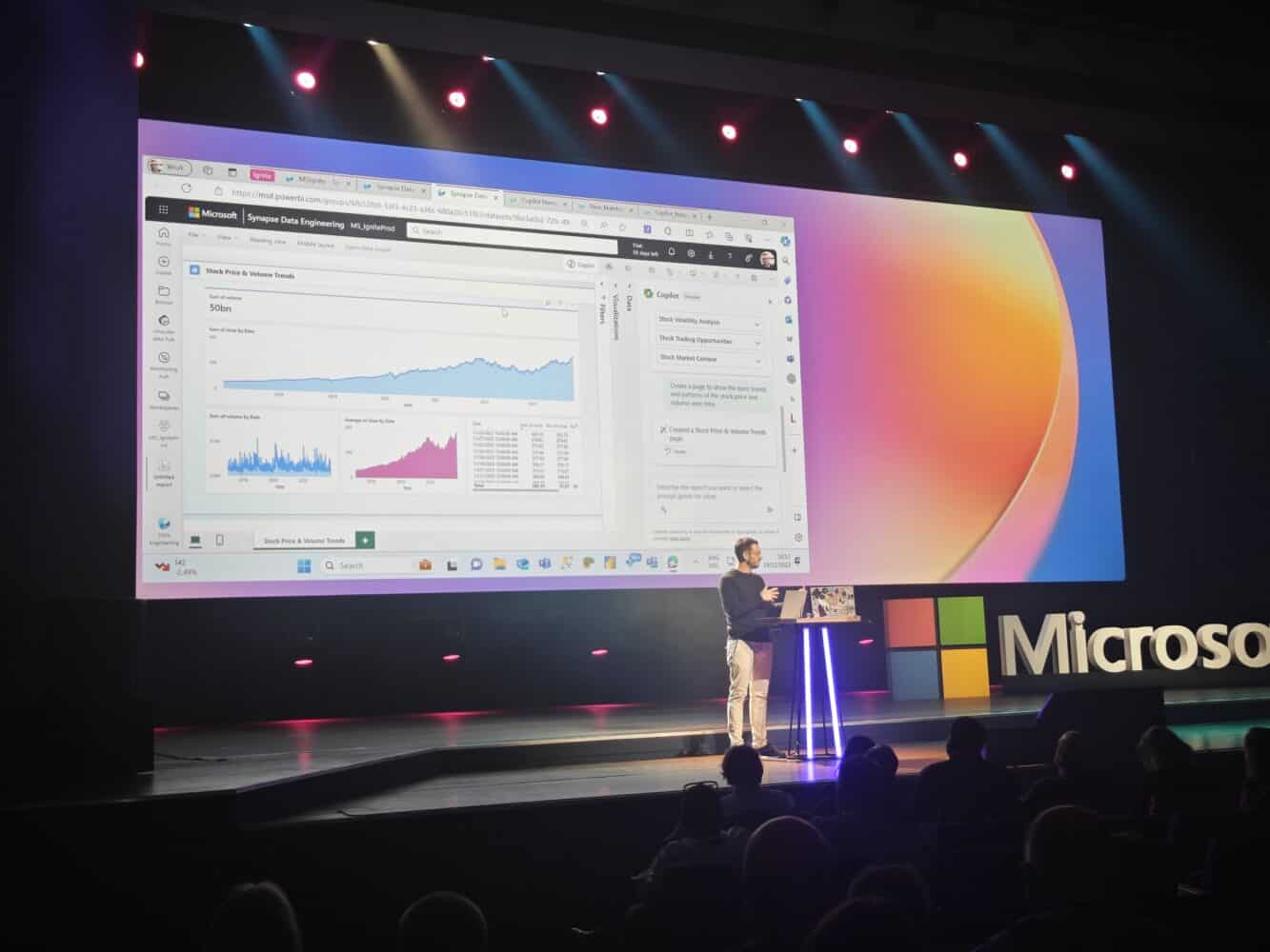 1703850612299 Een man die op het podium staat tijdens een Microsoft-evenement.