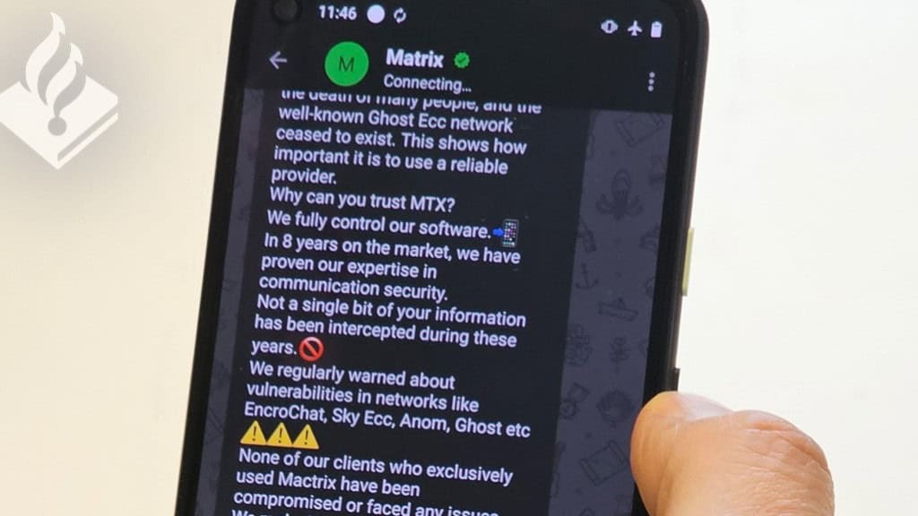 Een smartphone met een berichten-app met versleutelde tekst. Het scherm toont een discussie over beveiliging en softwarecontrole, waarbij kwetsbaarheden in andere netwerken worden benadrukt.