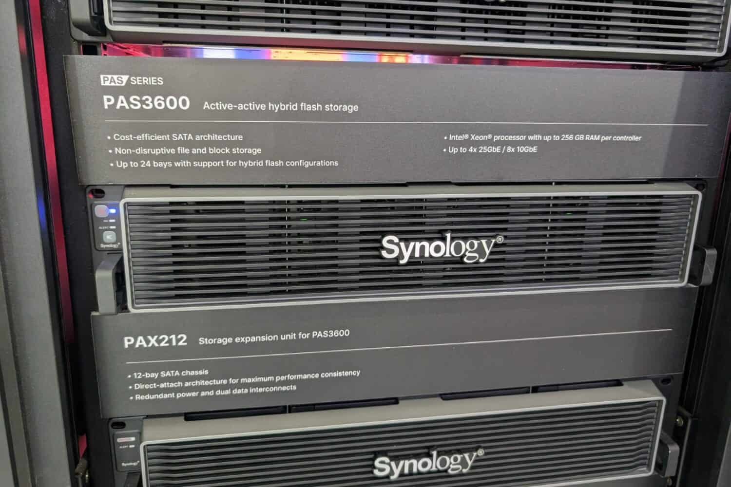 Close-up van in een rack gemonteerde serverapparatuur met een PAS3600 hybride flash-opslageenheid, een Synology PAS7700-uitbreidingseenheid en een Synology PAX212-opslaguitbreidingseenheid.